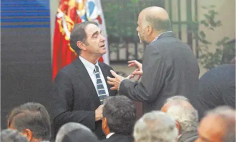  ??  ?? ► El titular de Justicia, Hernán Larraín, y el presidente del PS, Alvaro Elizalde, ayer en La Moneda.