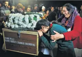  ?? VINAY SANTOSH KUMAR/ HT ?? Family members of Major Vibhuti Shankar Dhoundiyal, killed in Pulwama encounter, pay tribute to the slain officer in Dehradun on Monday.