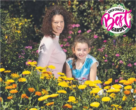  ?? Picture: GLENN HAMPSON ?? Verity Tapia, of Canungra, takes her daughter Minnie, 7, on a walk through the Botanical Gardens at Benowa.