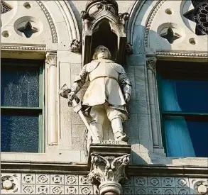  ?? Ken Dixon / Hearst Connecticu­t Media file photo ?? An 8-foot sculpture of Major John Mason, who led an infamous 1637 raid that killed 400-to-500 Native Americans, has stood in a niche above the State Capitol's north steps since 1909.