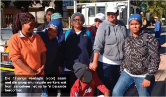  ??  ?? Die 17-jarige verdagte (voor) saam met die groep munisipale werkers wat hom aangekeer het na hy ‘n bejaarde beroof het.