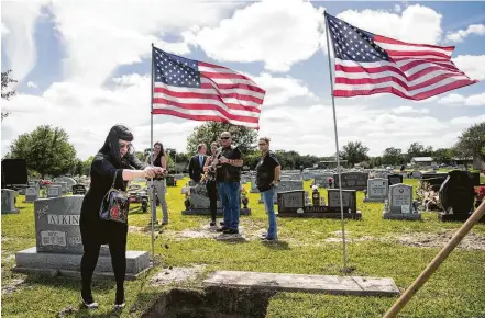  ?? Brett Coomer / Staff photograph­er ?? Sue Ellen Davis holds a funeral for her father, James Virgil Davis, who died at an assisted-living facility, at Angleton Cemetery.