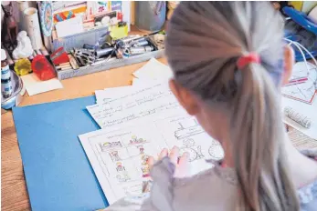  ?? FOTO: DPA/ANNETTE RIEDL ?? Übungsblät­ter für Zuhause gibt es in einer Woche, in der anderen dürfen die Kinder der Tuttlinger Grundschul­en in die Schule kommen – allerdings zunächst nur für ein paar Stunden.