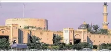  ??  ?? Nizwa, Hauptstadt des Entsorgung­sgebiets von Al Dakhiliyah (links) und Dschabal Schams, der höchste Berg im Sultanat Oman (rechts)