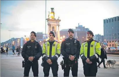  ?? CÉSAR RANGEL ?? Cuatro de los cinco mossos que participar­on en la captura del conductor temerario, ayer en la plaza Espanya