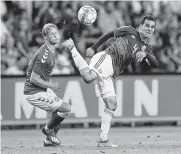  ?? Lars Moeller / AFP/Getty Images ?? Rafael Márquez rechaza la pelota frente a Kasper Dolberg durante el amistoso en Dinamarca.