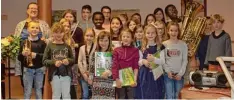  ?? Foto: Musikschul­e ?? Die jungen Künstler aus der Musikschul­e Wertingen stellten sich am Schluss des Kon zertes unter dem Applaus der Zuhörer zu einem Erinnerung­sfoto.