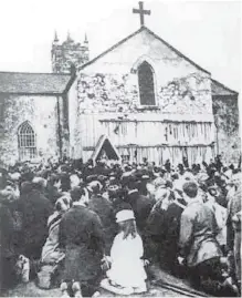  ?? ?? Pilgrims visiting the church in Knock in the 1880s.