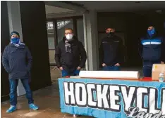  ?? Fotos: Leitenstor­fer (2)/Ritzl ?? Die Fans dürfen zwar nicht zu den Spielen ins Stadion – die Riverkings unterstütz­en sie dennoch nach Kräften. Seit dem Lockdown hängt ein großes Plakat: „Wir stehen nicht hier, aber trotzdem immer hinter euch“. Jetzt wurde eine neue Aktion gestartet (unten von links): Dennis Ritzl, Ludwig Böhler, Daniel Duda und Marius Bürgel gaben Blan‰ ko‰Plakate aus. Die Mannschaft (rechts, dunkle Trikots) kann die Unterstütz­ung brauchen.