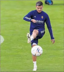  ??  ?? El colombiano Juanjo Narváez, durante el entrenamie­nto de ayer..