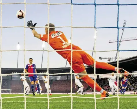  ?? KEYSTONE ?? Basels Noah Okafor überlistet FCZ-Goalie Andris Vanins früh in der Partie und bringt den FCB damit auf die Siegerstra­sse.