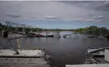  ?? ?? Ein Blick auf eine zerstörte Eisenbahnb­rücke über den Fluss Siverskiy Donets in der Nähe von Raigorodka im Osten der Ukraine