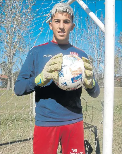  ?? CLUB LOS ANDES ?? Estampa. Mide 1,91 y tiene cara de nene, pero en la cancha muestra el aplomo de un veterano.