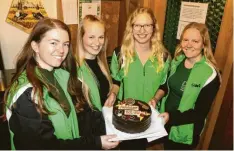  ?? Foto: Josef Abt ?? Mit einer Torte von Stefanie Gamperl feiert Alpenrose Rehling die Meistersch­aft: (von links) Luisa Schopf, Carolin Limmer, Pia Schapfl und Melanie Schapfl.