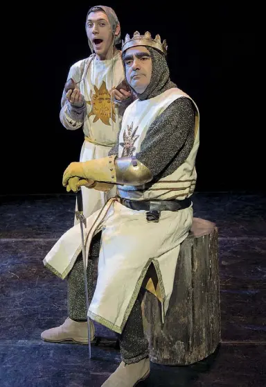  ??  ?? Epico Elio nei panni di Re Artù, protagonis­ta di «Monty Python’s Spamalot» al Teatro Brancaccio