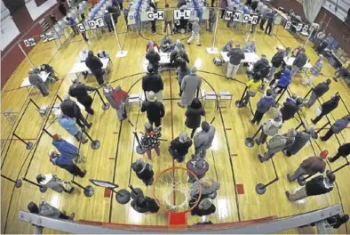  ?? AP / ROBERT BUKATI ?? Votantes esperando su turno en el gimnasio del Brunswick Junior High School, ayer en Maine.