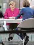  ?? Foto: dpa ?? In Sommerlaun­e: Bundeskanz­lerin Ange la Merkel im TV Interview.