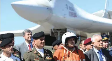  ??  ?? AMISTAD. El. ministro de Defensa de Venezuela, Vladímir Padrino (segundo desde la izquierda) junto a pilotos y funcionari­os rusos a su llegada a Caracas.