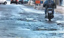  ?? ?? Baches con agua estancada hay sobre toda la Av. Molas López.