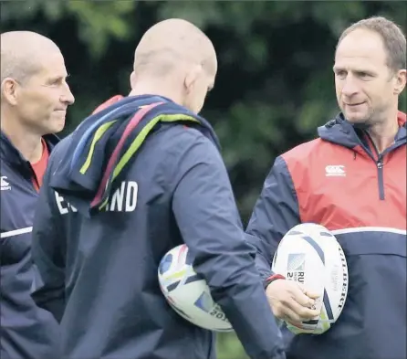  ?? PICTURE: REUTERS ?? NOT MUCH TO TALK ABOUT: Under-fire England coach Stuart Lancaster tries to encourage forwards coach Graham Rowntree and backs coach Mike Catt.