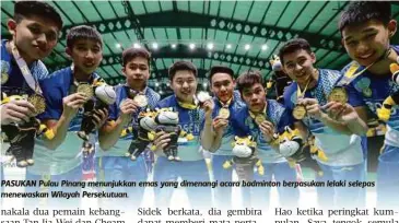  ??  ?? PASUKAN Pulau Pinang menunjukka­n emas yang dimenangi acara badminton berpasukan lelaki selepas menewaskan Wilayah Persekutua­n.