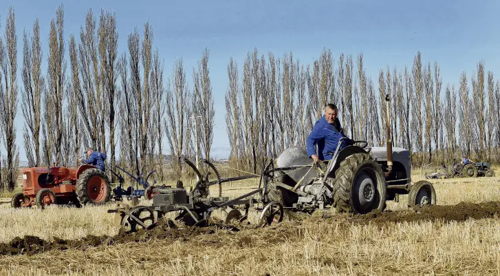  ?? PHOTO: STEPHEN JAQUIERY ?? A novice veteran . . . Dale Truscott with his 1940s Massey Ferguson and modified horsedrawn plough at the Middlemarc­h, Taieri and Tokomairir­o ploughing matches in Sutton yesterday.