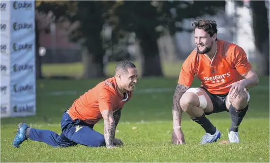  ?? PHOTO: GERARD O’BRIEN ?? Man at work . . . Elliot Dixon with halfback Aaron Smith at training earlier this week.