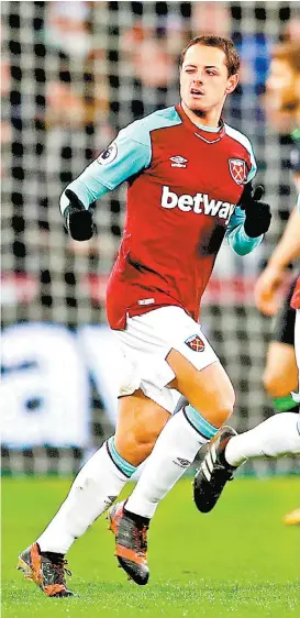  ??  ?? Javier Hernández salió de la banca para rescatar a los Hammers