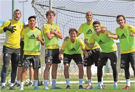  ?? ?? Jugadores de Tigres posan tras el entrenamie­nto