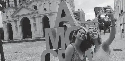  ?? (JAVIER CORTÉZ) ?? Una “selfie”. Katie y Chelsea, ayer, en la plaza San Martín durante un alto en su viaje por Sudamérica.