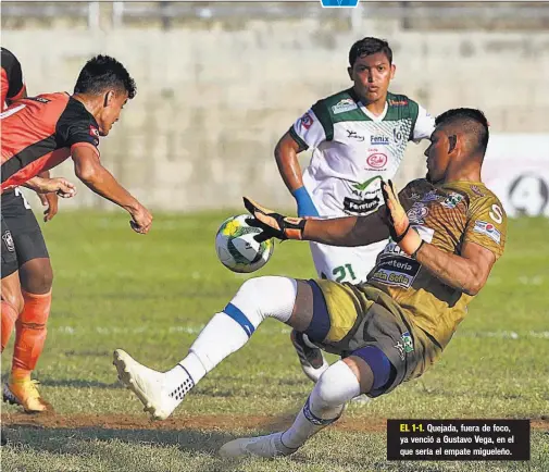  ??  ?? EL 1-1. Quejada, fuera de foco, ya venció a Gustavo Vega, en el que sería el empate migueleño.