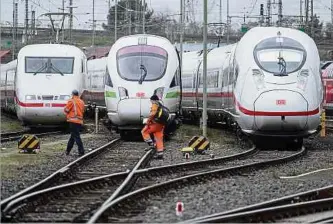  ?? Foto: dpa ?? Der gesamte Fernzugver­kehr in Deutschlan­d fällt am Montag komplett aus, Passagierf­lüge an wichtigen deutschen Flughäfen wird es ebenfalls nicht geben.