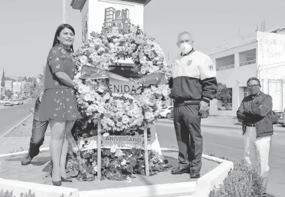  ?? /FABIOLA VÁZQUEZ ?? Por el 86 aniversari­o de fundación y el Día del Politécnic­o fue colocado un arreglo floral en su monumento