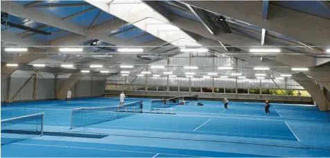  ?? Foto: Ulrich Wagner (Symbol) ?? In Hallen kann weiterhin Tennis gespielt werden. Ein Doppel allerdings nur, wenn alle vier Personen aus dem gleichen Haushalt stammen. Ansonsten sind ausschließ­lich Einzel gestattet.