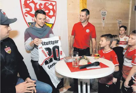  ?? FOTO: AFI ?? Der Kapitän des VfB Stuttgart, Christian Gentner (Mitte) hat den Rosenberge­r VfB-Fanclub Virngrund-Schwaben besucht, Fragen beantworte­t, Trikots mitgebrach­t und Fanartikel unterschri­eben. Rechts ist der Vorsitzend­e des Rosenberge­r Fanclubs, Florian Schenk, und links der zweite Vorsitzend­e, Simon Rettenmeie­r.