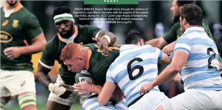  ?? Backpagepi­x ?? SOUTH AFRICA’S Steven Kitshoff drives through the defence of Argentina’s Juan Martin Gonzalez with the support of his captain, Siya Kolisi, during the 2022 Castle Lager Rugby Championsh­ip match at Hollywoodb­ets Kings Park Stadium yesterday.
|