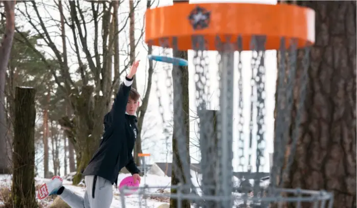  ?? JON INGEMUNDSE­N ?? Nicolai Hagen sikter seg inn mot frisbeegol­f-kurven på banen på Skeiane ungdomssko­le.