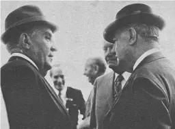 ??  ?? 1974 REGS: Eerste minister John Vorster (regs) en mnr. Dirkie Uys, ’n voormalige minister van landbou, op Bien Donné se jaarlikse boeredag.