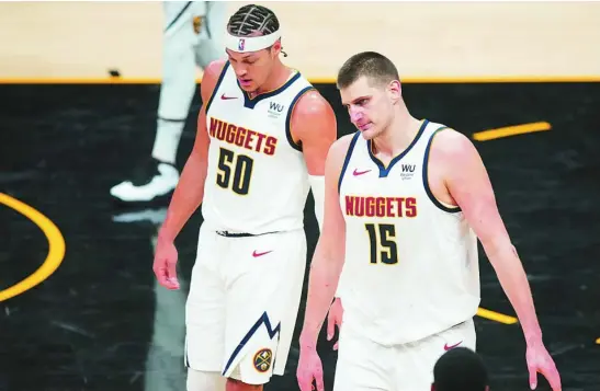  ?? REUTERS ?? Jokic y Aaron Gordon lamentan la derrota de los Nuggets ante los Suns en el segundo partido de las semifinale­s del Oeste