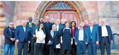  ?? FOTO: LANDESHAUP­TSTADT SAARBRÜCKE­N/STEFAN HIMMER ?? Die Teilnehmer am interrelig­iösen Dialog stehen mit Oberbürger­meisterin Charlotte Britz vor dem Rathaus St. Johann.