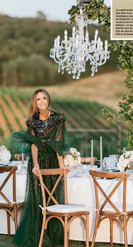  ??  ?? La celebració­n de lujo al aire libre tuvo un tinte nostálgico para la familia de Rossella, que pasó sus veranos en la enorme finca italiana. La mamá de la novia admite que lloró y que su hija se veía tan radiante como ella en la boda con su papá.