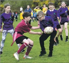  ?? ?? Action from a match between Lundavra and Banavie.