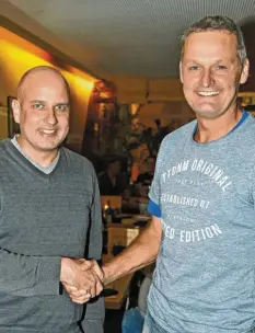  ?? Foto: Sigi Baumüller ?? Stephan Pasdera (links), der Präsident des TC Friedberg, übergibt die Leitung der Tennisgeme­inschaft Aichach-Friedberg für ein Jahr turnusgemä­ß an Fritz Schmidt vom TSV Pöttmes.