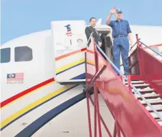  ??  ?? Najib waves as he wraps up his visit to Sarawak.