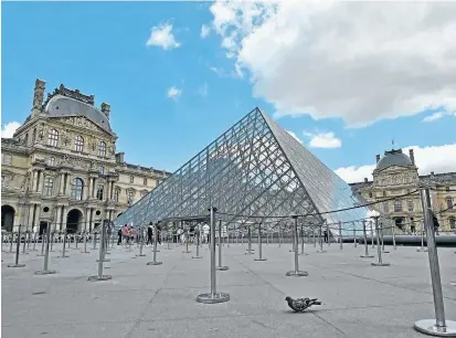  ??  ?? Der Haupteinga­ng zum Louvre-Museum, wie ihn bisher nur wenige Touristen in den vergangene­n Jahren kannten: ohne lange Schlange Wartender vor der gläsernen Pyramide.