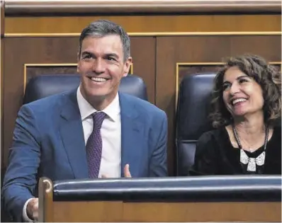  ?? Magda Gibelli / Bloomberg ?? Sánchez y la vicepresid­enta María Jesús Montero, durante la votación de la ley de amnistía el jueves.