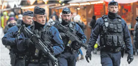  ?? FOTO: AFP ?? Die Sicherheit­svorkehrun­gen für den Straßburge­r Weihnachts­markt sind nach der Wiedereröf­fnung noch einmal verschärft worden.