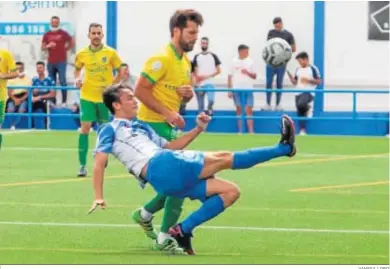  ?? VANESA LOBO ?? José Ángel, despejando ante Juan Gordon, acabó con una ceja abierta y marchándos­e a Beiman.