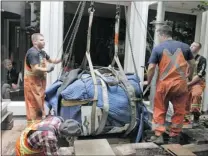  ?? WAYNE LEIDENFROS­T/ PNG ?? Workers prepare to move a very large petroglyph at the Vancouver Museum. The rock’s engravings are 500 years old.