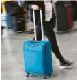  ?? Foto: dpa ?? Bei Ryanair darf der Trolley nicht mehr kostenlos mit an Bord.